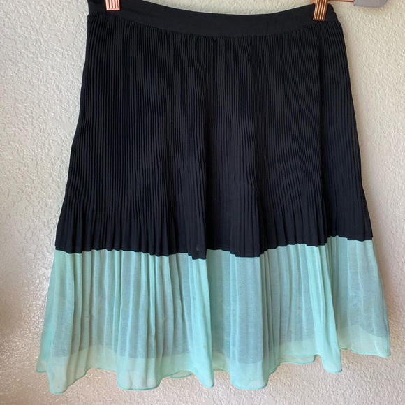 Bebe Two Tone Pleated Skirt - Picture 2 of 5